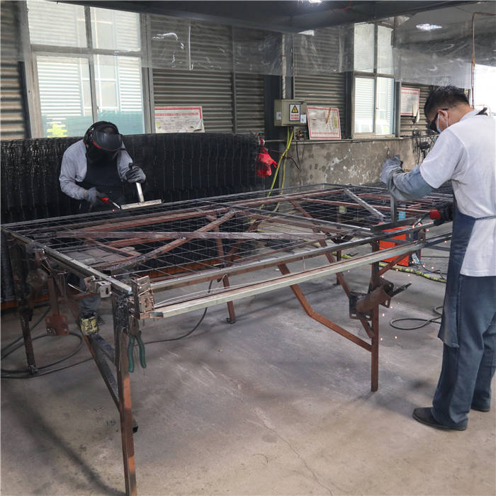 護(hù)欄網(wǎng)電焊流水線生產(chǎn)車間 護(hù)欄網(wǎng)電焊流水線生產(chǎn)車間