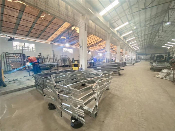 護(hù)欄電焊生產(chǎn)車間 護(hù)欄電焊生產(chǎn)車間