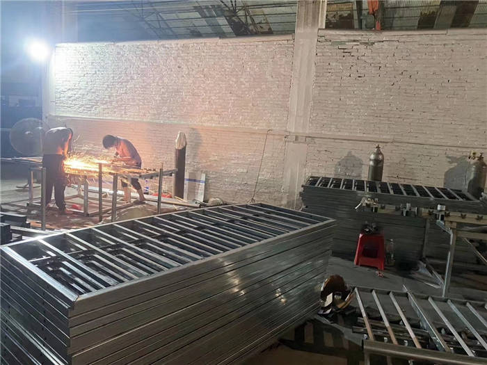 市政護(hù)欄電焊生產(chǎn)車間 市政護(hù)欄電焊生產(chǎn)車間